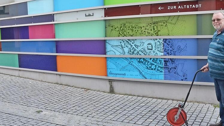 Viele Passagen führen von der Schütt in die Innenstadt. Erich Petratschek schritt sie alle ab.  Fotos: Bernhard Panzer