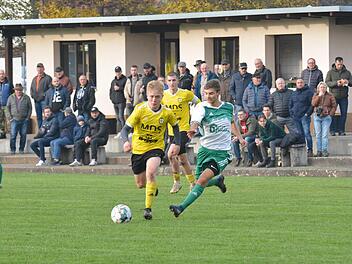 Den Vorwärtsgang eingelegt hat Felix Vogel vom FC Thulba im Duell mit dem Riedenberger Jonas Wolf: Doch bei aller Offensivpower sollte den Frankonen kein Treffer gelingen gegen defensiv eingestellte Rhöner. Foto: ssp