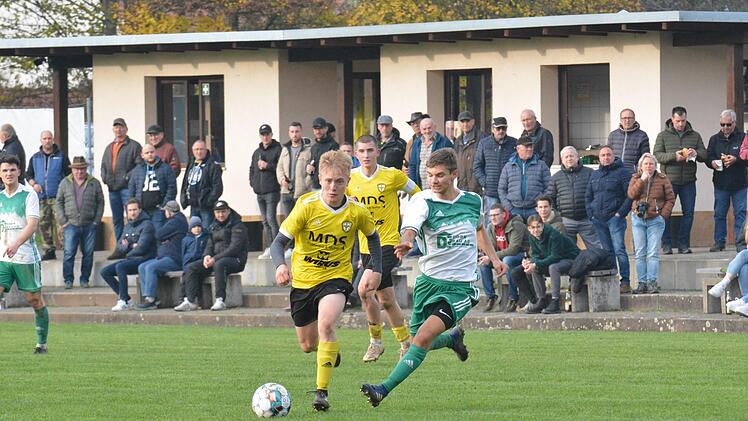 Den Vorwärtsgang eingelegt hat Felix Vogel vom FC Thulba im Duell mit dem Riedenberger Jonas Wolf: Doch bei aller Offensivpower sollte den Frankonen kein Treffer gelingen gegen defensiv eingestellte Rhöner. Foto: ssp