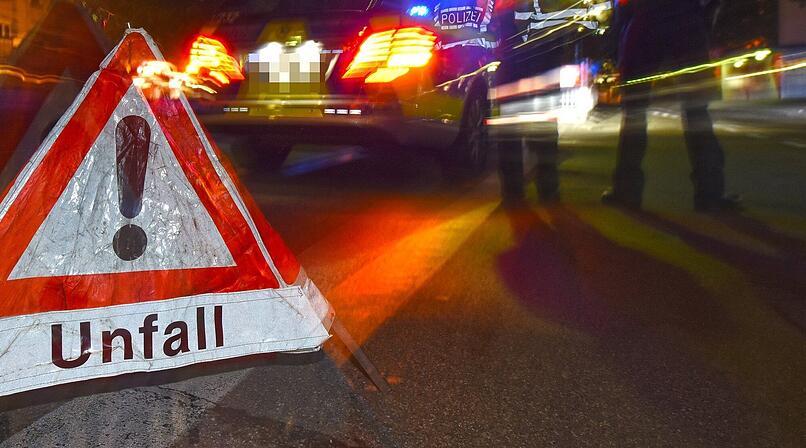 Unfall, Verkehrsunfall, Autounfall, nachts, Symbol