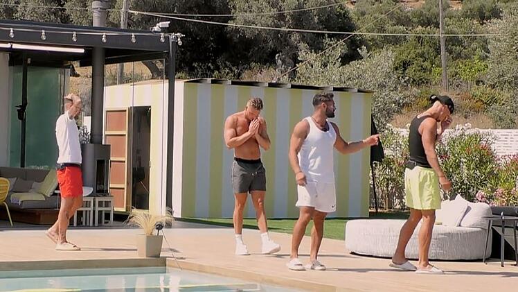 Laurenz ist von den Bildern seiner (Noch-)Freundin Brenda zutiefst schockiert.