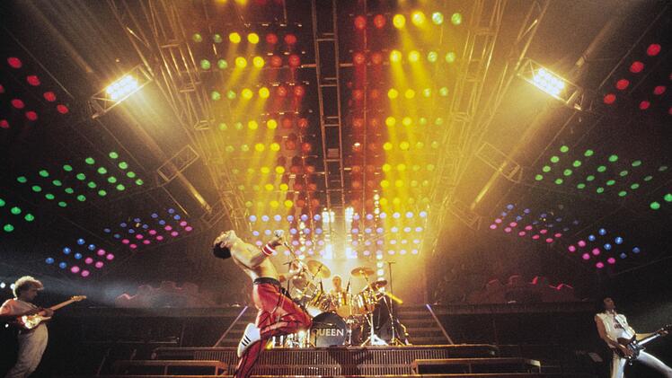 Bei seinem Erscheinen 1977 wurde das Queen-Album "News Of The World" als &uuml;berraschend rau und rockig wahrgenommen.