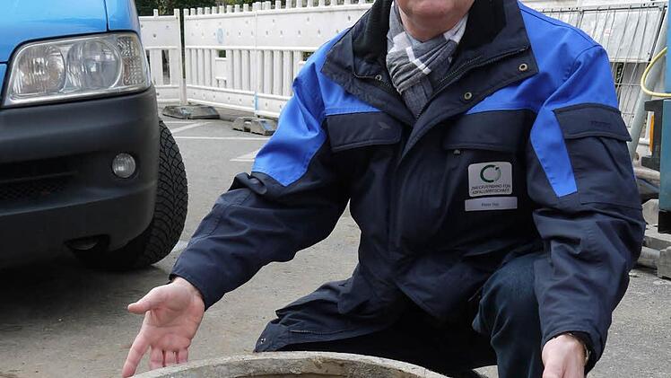 Peter Baj mit der alten Schachteinführung.