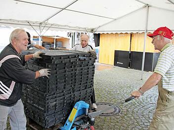 Hans Masurek, Horst Weese und Hubert Rink gehören zu den TSV-Rentnern, die mit anpacken, wenn die Jungen auf der Arbeit sind und für ehrenamtliche Einsätze keine Zeit haben.  Foto: Heike Beudert
