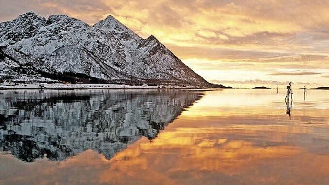 Ein Spiel von Licht und Farben: Der Zauber des Nordens zieht wohl jeden Besucher in den Bann. Foto: djd/Fjordtra Reisebüro/Johnny Mazilli