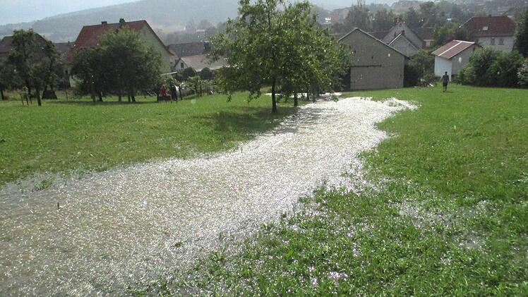 Bach trotz Sonnenschein: Auch nach Ende des Starkregens ergoss sich das Wasser vom Brennofen in Richtung Ort. Foto: Marianne Rößer
