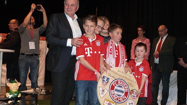 Uli Hoene&szlig; ist wieder da, wo er vor seiner Haft auch schon war. Als Pr&auml;sident des FC Bayern M&uuml;nchen inmitten der Fans, die ihn begeistert feiern. Foto: Werner Rei&szlig;aus