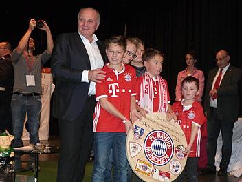 Uli Hoene&szlig; ist wieder da, wo er vor seiner Haft auch schon war. Als Pr&auml;sident des FC Bayern M&uuml;nchen inmitten der Fans, die ihn begeistert feiern. Foto: Werner Rei&szlig;aus