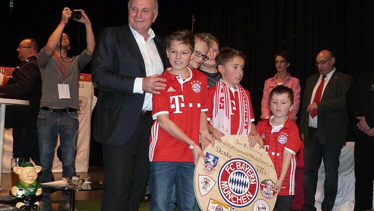 Uli Hoene&szlig; ist wieder da, wo er vor seiner Haft auch schon war. Als Pr&auml;sident des FC Bayern M&uuml;nchen inmitten der Fans, die ihn begeistert feiern. Foto: Werner Rei&szlig;aus