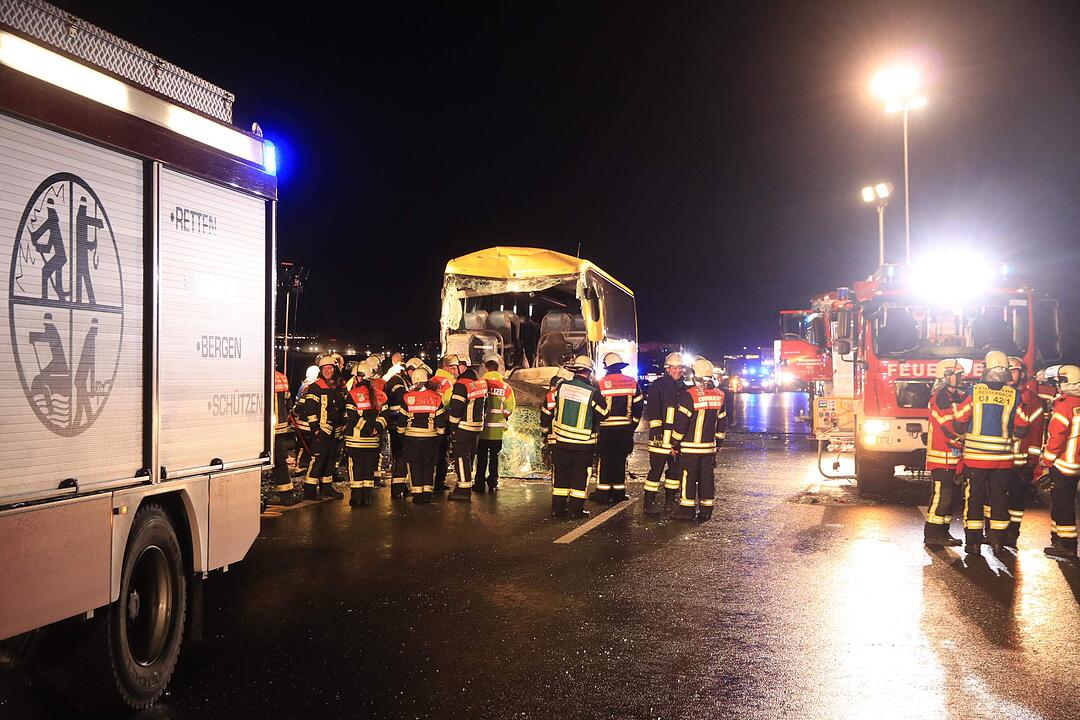 Schweres Busunglück auf A3 in Unterfranken: 18 Verletzte - ein Toter