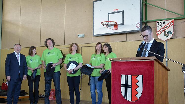 Kreisjugendpfleger Daniel Korn (rechts) verlas die Laudationes. Im Bild ist die Leichathletikmannschaft des TSV M&uuml;nnerstadt zu sehen.