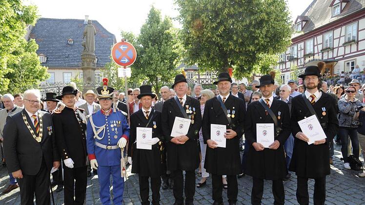Seitens des Bundes Historischer Bürger- und Landwehren in Bayern wurden langjährige Mitglieder des Kommandos der Königsberger Bürgerwehr geehrt (von links): Bürgermeister Claus Bittenbrünn, Hauptmann Manfred Barfuß, Major des Bundes Historischer Bürger- und Landwehren in Bayern Helmut Müller, Fourier Markus Daub (bronzene Verdienstmedaille), Tambour Axel Hauck (goldene Verdienstmedaille), Tambour Norbert Stark (goldene Verdienstmedaille), Tambour Marco Beck und Tambour Sebastian Slawik (beide...