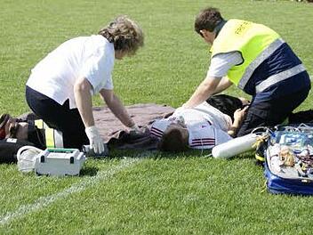 Wie man richtig hilft, wenn ein Fußballer ohnmächtig auf dem Platz zusammenbricht, demonstrierten schon 2012 die First Responder bei einem Turnier in Kirchaich (Bild). Allerdings gehört zur Hilfe auch ein Einsatzfahrzeug - womit man sich in Rauhenebrach derzeit schwer tut. Foto: Weinbeer