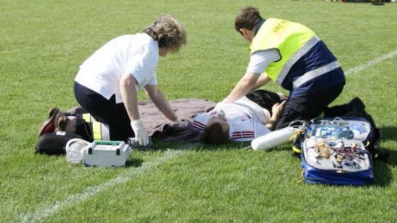 Wie man richtig hilft, wenn ein Fußballer ohnmächtig auf dem Platz zusammenbricht, demonstrierten schon 2012 die First Responder bei einem Turnier in Kirchaich (Bild). Allerdings gehört zur Hilfe auch ein Einsatzfahrzeug - womit man sich in Rauhenebrach derzeit schwer tut. Foto: Weinbeer