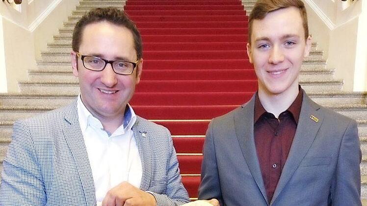 Der 22-jährige Johannes Ruppert aus Neunkirchen (r.) hat drei Tage lang den Landtagsabgeordneten Tobias Gotthardt begleitet. Foto: KLJB