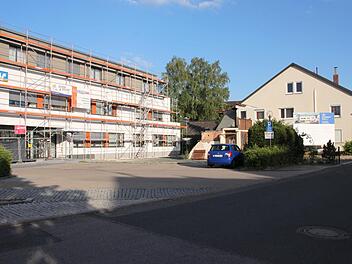 Das Haus Gerbergasse 2 (rechts im Bild) neben dem neu geschaffenen Anbau der Raiffeisenbank will die Gemeinde ebenfalls von der Bank ankaufen. Es könnte für Ausstellungen genutzt werden.  Foto: Stephan Stöckel
