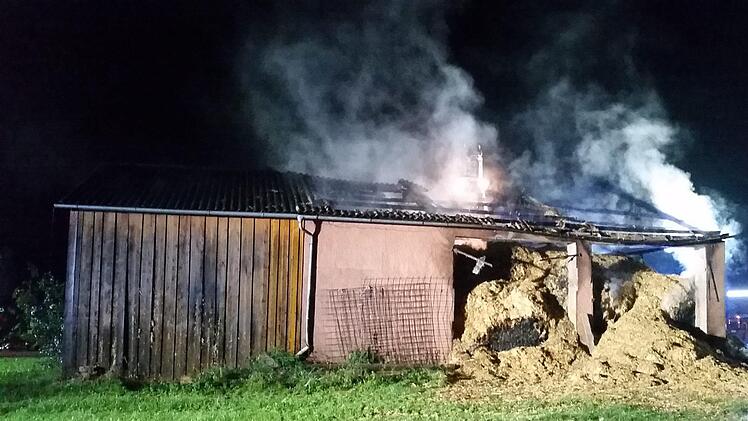 Als die Feuerwehr eintrag, stand die Scheune schon komplett in Flammen. Foto: NEWS5 / Martin