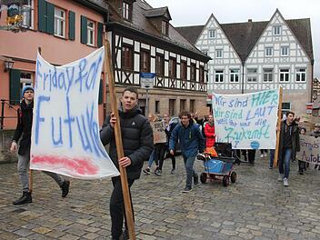 Thilo Schaufler (links) bei der ersten Herzogenauracher Demo im März. Im Frühjahr ist die nächste in der Stadt geplant.  Foto: Bernhard Panzer