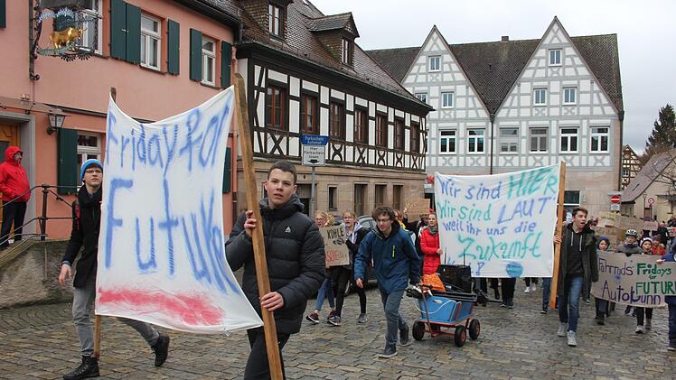 Thilo Schaufler (links) bei der ersten Herzogenauracher Demo im März. Im Frühjahr ist die nächste in der Stadt geplant.  Foto: Bernhard Panzer