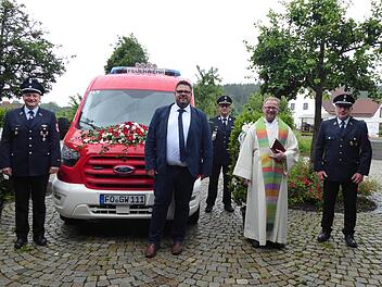 Nach der Weihe des Mehrzweckfahrzeugs (von links)   Adjutant Markus  Friedel, Bürgermeister Marco Friepes, Kreisbrandinspektor Wolfgang Wunner,  Pfarrer Oliver Schütz und Kommandant Michael  Henkel Heidi Amon
