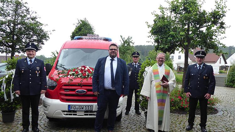 Nach der Weihe des Mehrzweckfahrzeugs (von links)   Adjutant Markus  Friedel, Bürgermeister Marco Friepes, Kreisbrandinspektor Wolfgang Wunner,  Pfarrer Oliver Schütz und Kommandant Michael  Henkel Heidi Amon