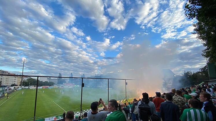 Fast normale Atmosphäre trotz Corona beim Spiel zwischen Bohemians Prag gegen FK Mladá Boleslav in Tschechien am 7. Juli in der Play-off-Runde zur Europa League.  Foto: C. Aumüller