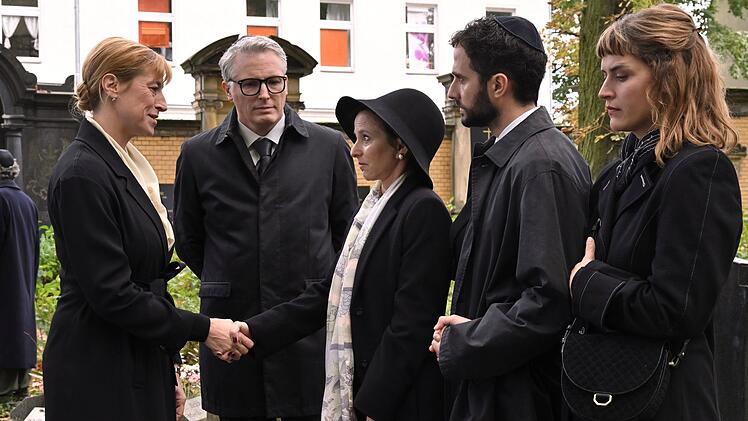 Oberstaatsanw&auml;ltin Scheffer (Helene Grass, links), die Nachfolgerin des Ermordeten Frank Leuw, besucht mit Polizeichef Wenzel (Max Urlacher, zweiter von links) Leuws Beerdigung. Die Witwe Ruth (Sharon Brauner, Mitte), der Rabbiner Samuel (Garry Fischmann), ein enger Freund der Leuws, und seine Frau Hannah (Morgane Ferru) sind ebenfalls anwesend.
