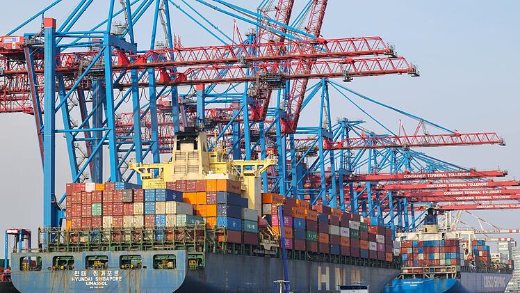 Containerschiffe im Hafen Hamburg