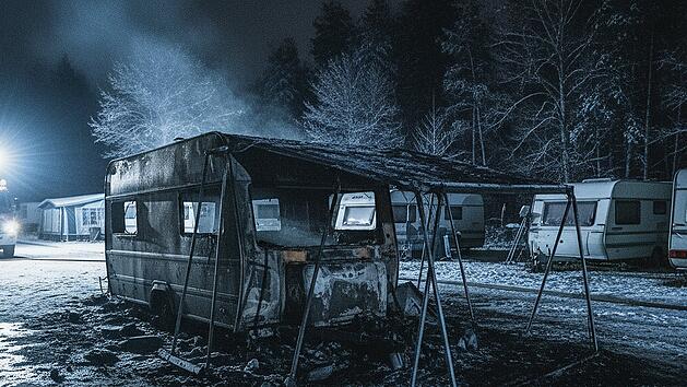 Kalchreuth: Wohnwagen ger&auml;t in Flammen &ndash; Feuerwehr verhindert Ausbreitung