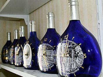 Blaue Bocksbeutel sind rar und deshalb ein Highlight in Dinkels Uhrensammlung.
