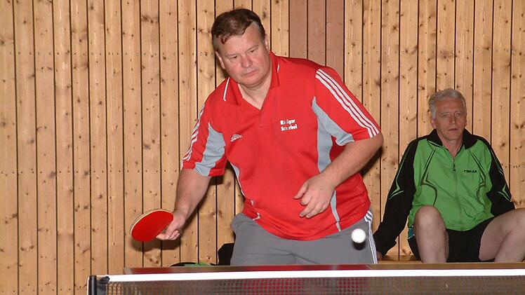Rüdiger Scherbel vom TSV Teuschnitz gewann beim 8:8 gegen den TTC Creußen II je ein Einzel und Doppel (mit Bernd Jungkunz).     Foto:  Hans Franz