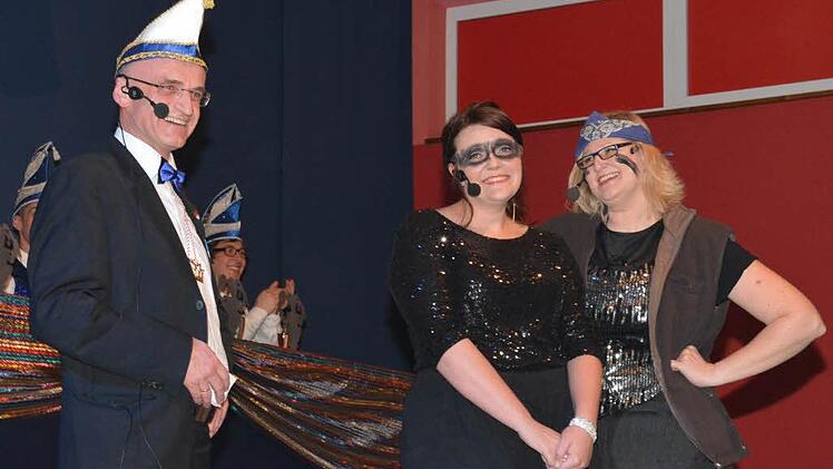 Der Bürgermeister von Maroldsweisach, Wilhelm Schneider, wurde von den "Engeln" Melanie Vey und Eva Wunderlich (von rechts) abgeschleppt. Foto: Schmidt