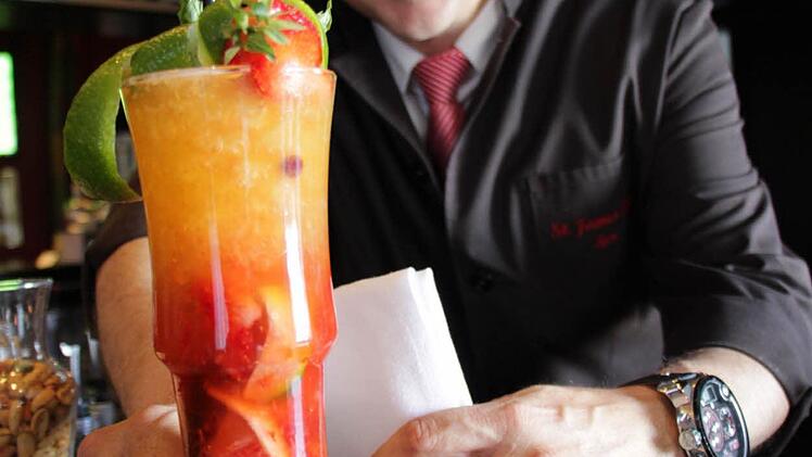 Der Mai Berry Crushed von Igor Pusnik , Barkeeper im Hotel Herzogspark Foto: Christian Bauriedel