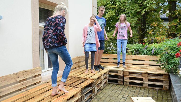Stabil: Die selbstgebaute Lounge aus Paletten. Foto: Dagmar Besand