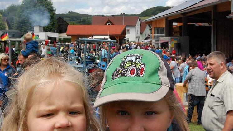Auch die jüngsten Oldtimerfreunde hatten Spaß bei der Veranstaltung in Uetzing. Foto: A. Welz