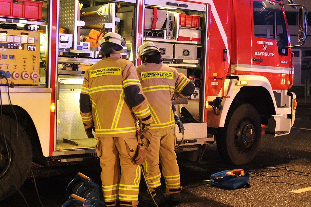 Unfall Bayreuth: Feuerwehr rettet Frau aus Auto