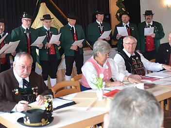 Die Gesangsgruppe des Volkstrachtenvereins Zechgemeinschaft Neukenroth umrahmte unter Leitung von Alexander Fröba die gut besuchte Frühjahrsversammlung.  Fotos: K.- H. Hofmann