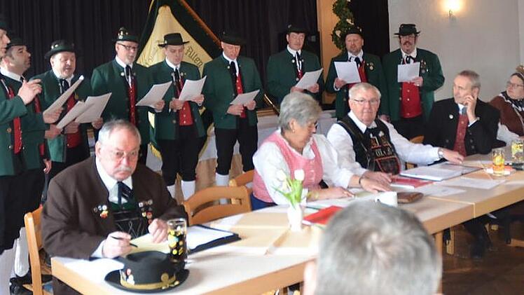 Die Gesangsgruppe des Volkstrachtenvereins Zechgemeinschaft Neukenroth umrahmte unter Leitung von Alexander Fröba die gut besuchte Frühjahrsversammlung.  Fotos: K.- H. Hofmann