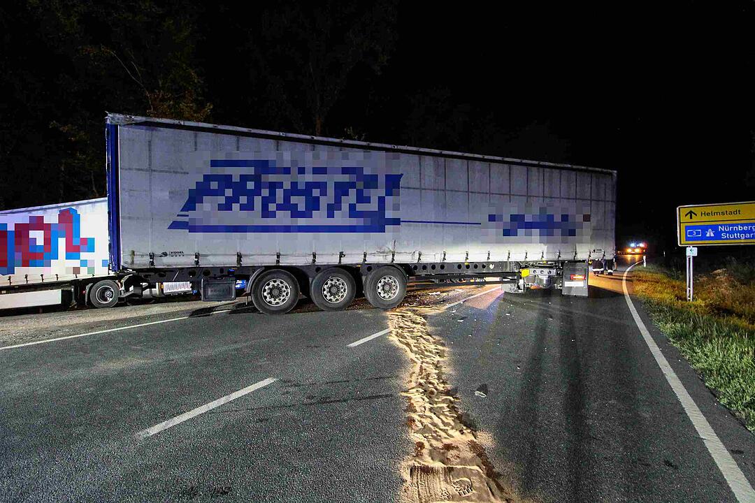 A3: Auto kracht unter Lkw-Anhänger - zwei Schwerverletzte