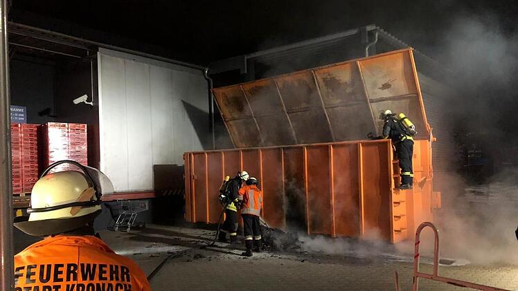 Unbekannte steckten Müll in der Weißenbrunner Straße in Brand.