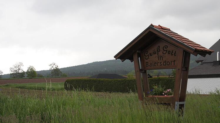 Das Baugebiet "Baiersdorf I" unweit des Ortseingangs (links im Bild) wird in südlicher Richtung um sechs weitere Parzellen erweitert. Damit steigt die Zahl der unbebauten Grundstücke auf 14. Interessen sind bereits vorhanden. Foto: Stephan Stöckel