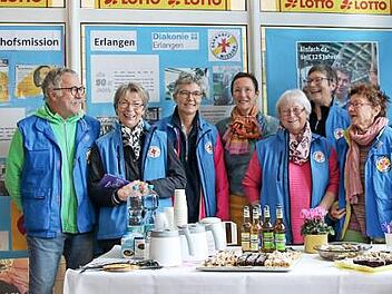 Claudia Steubing, Leiterin der Bahnhofsmission Erlangen (3. v. l.) und Elisabeth Preuß, Zweite Bürgermeisterin der Stadt Erlangen (4. v.l .) mit Mitarbeitenden beim Tag der Bahnhofsmission am Erlanger Hauptbahnhof Foto: Diakonie Erlangen