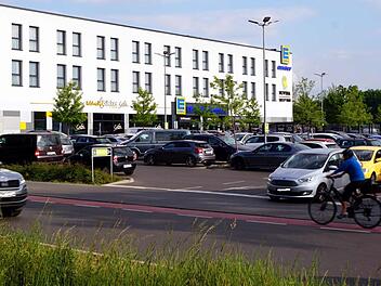 An der Einfahrt zum Einkaufszentrum Klingenwiesen geht es vor allem zu den Stoßzeiten oft lebhaft zu. Eine bauliche Veränderung würde die Situation aber nicht verbessern, waren sich die Herzogenauracher Bauausschussmitglieder einig.     Foto: Richard Sänger