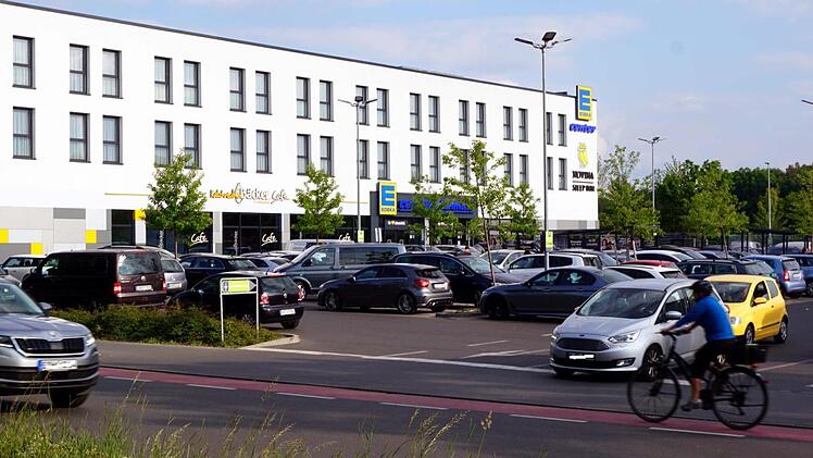 An der Einfahrt zum Einkaufszentrum Klingenwiesen geht es vor allem zu den Stoßzeiten oft lebhaft zu. Eine bauliche Veränderung würde die Situation aber nicht verbessern, waren sich die Herzogenauracher Bauausschussmitglieder einig.     Foto: Richard Sänger