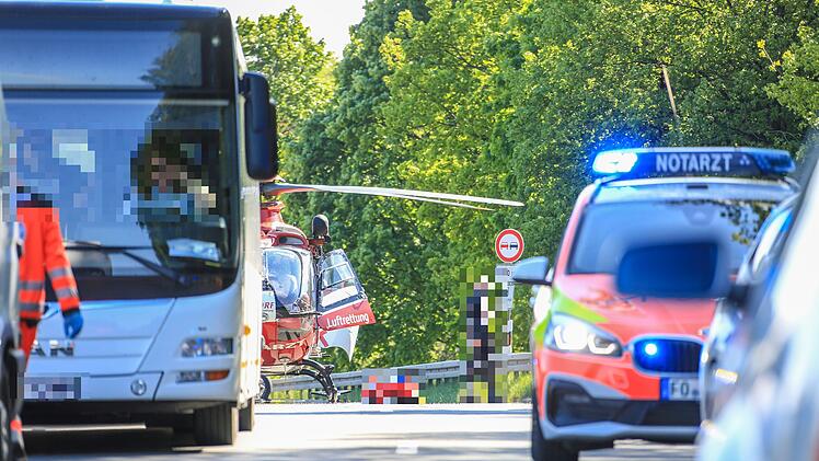 Motorradfahrerin bemerkt Stauende zu sp&auml;t: 51-J&auml;hrige schwer verletzt