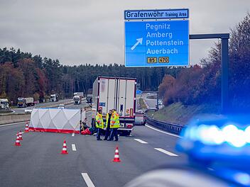 Kreis Bayreuth: Auto kracht auf A9 in Stauende - Beifahrerin stirbt noch am Unfallort