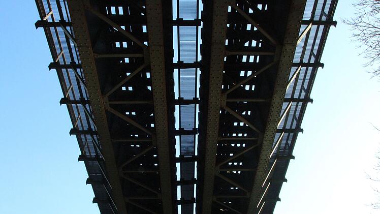 Dramatischer Unfall in Bayreuth: Frau f&auml;llt von Br&uuml;cke auf Fahrzeug