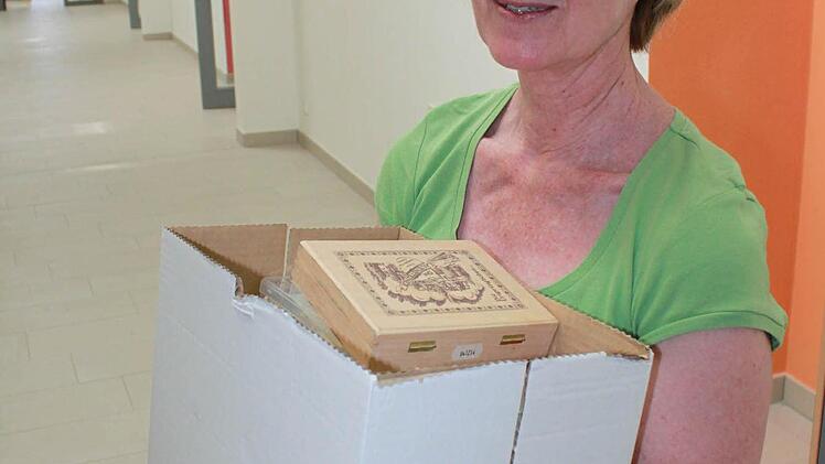 Gudrun Vornhof schleppt Kartons.