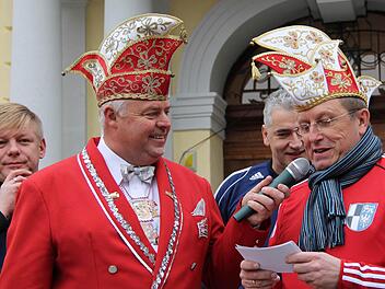 Mit dem Sturm auf's Rathaus beginnt in Kulmbach am Samstag die närrische Zeit. Wie in jedem Jahr wird ab 11.11 Uhr auf dem Marktplatz eine tolle Stimmung herrschen. Den Befehl zum Stürmen gibt das Prinzenpaar Svenja I. und Sven I. Unser Bild entstand im Vorjahr, als Oberbürgermeister Henry Schramm seine Kapitulation in Reimform bekanntgab. Foto: Reinhard Ott