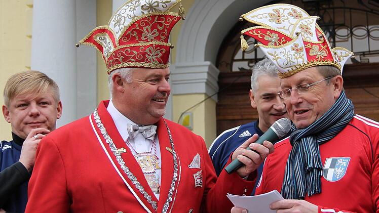 Mit dem Sturm auf's Rathaus beginnt in Kulmbach am Samstag die närrische Zeit. Wie in jedem Jahr wird ab 11.11 Uhr auf dem Marktplatz eine tolle Stimmung herrschen. Den Befehl zum Stürmen gibt das Prinzenpaar Svenja I. und Sven I. Unser Bild entstand im Vorjahr, als Oberbürgermeister Henry Schramm seine Kapitulation in Reimform bekanntgab. Foto: Reinhard Ott